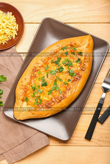 Тарелка с вкусной турецкой пиццей на деревянном фоне. Стоковое фото, фотограф Pixel_shot / Фотобанк Лори