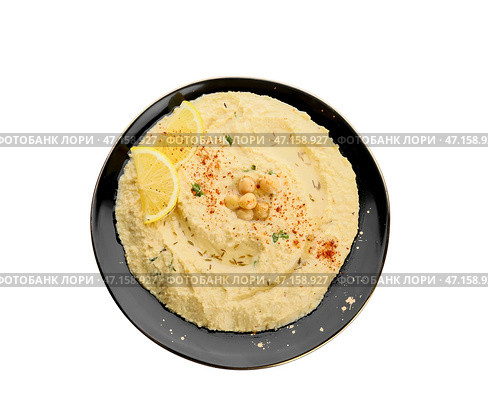 Тарелка с вкусным хумусом и лимоном на белом фоне. Стоковое фото, фотограф Pixel_shot / Фотобанк Лори