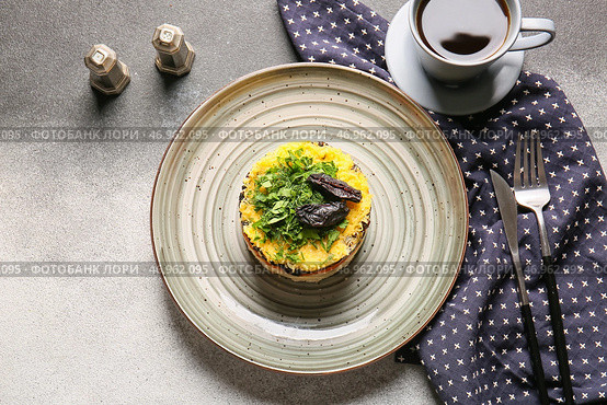 Тарелка с вкусным многослойным салатом и черносливом на сером и белом фоне. Стоковое фото, фотограф Pixel_shot / Фотобанк Лори