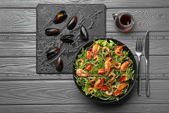 Тарелка с вкусным салатом из креветок и мидий на столе. Стоковое фото, фотограф Pixel_shot / Фотобанк Лори