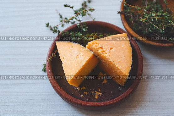 Тарелка с вкусным сыром и тимьяном на белом столе. Стоковое фото, фотограф Pixel_shot / Фотобанк Лори