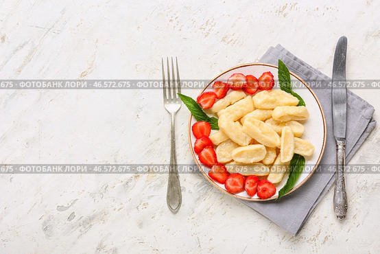 Тарелка с вкусными ленивыми пельменями и столовыми приборами на светлом фоне. Стоковое фото, фотограф Pixel_shot / Фотобанк Лори