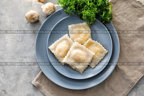 Тарелка с вкусными равиолями на столе, вид сверху. Стоковое фото, фотограф Pixel_shot / Фотобанк Лори