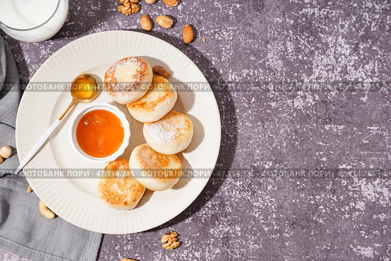 Тарелка с вкусными сырниками и джемом на фоне гранж. Стоковое фото, фотограф Pixel_shot / Фотобанк Лори