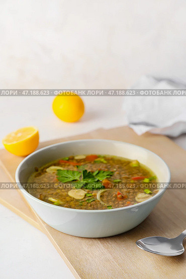 Тарелка вкусного чечевичного супа на столе. Стоковое фото, фотограф Pixel_shot / Фотобанк Лори