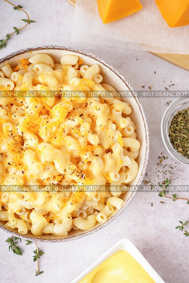 Тарелка вкусной итальянской пасты с чеддером на светлом фоне, крупный план. Стоковое фото, фотограф Pixel_shot / Фотобанк Лори