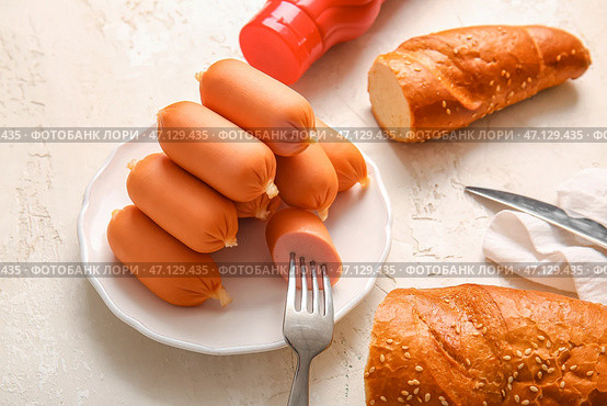 Тарелка вкусных отварных колбас на белом фоне. Стоковое фото, фотограф Pixel_shot / Фотобанк Лори