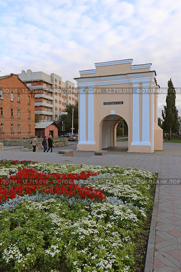 Тарские ворота и клумба с цветами в городе Омске (2015 год). Редакционное фото, фотограф Алексей Гусев / Фотобанк Лори