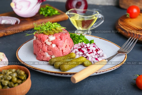 Тартар с вкусным тартаром из говядины на цветном фоне. Стоковое фото, фотограф Pixel_shot / Фотобанк Лори