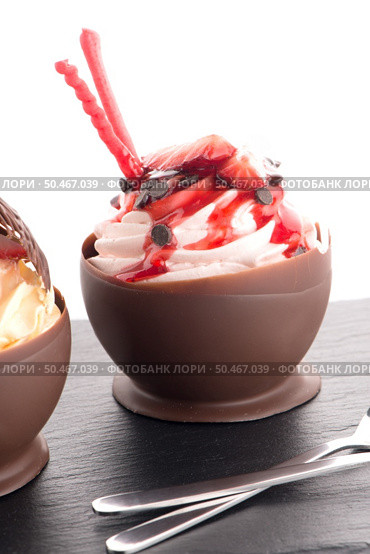 Tasteful strawberry and chocolate pastry mousse on black slate background. Стоковое фото, агентство Ingram Publishing / Фотобанк Лори