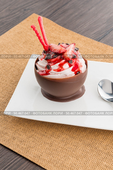 Tasteful strawberry and chocolate pastry mousse on white plate background. Стоковое фото, агентство Ingram Publishing / Фотобанк Лори