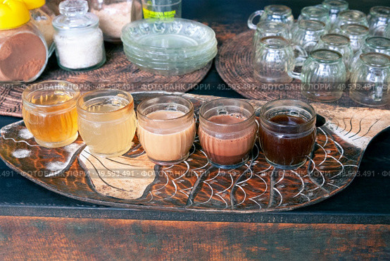 tasting set of coffee, Luwak coffee (Kopi Luwak), fruit and herb tea and cocoa at Luwak coffee farm, Kintamani, Bali, Indonesia. coffee, luwak coffee, fruit and herb tea tasting set at Luwak coffee farm, Bali, Indonesia. Стоковое фото, агентство Ingram Publishing / Фотобанк Лори