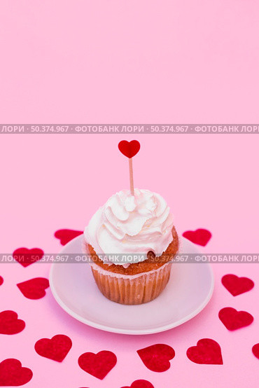 tasty cake with whip decorative hearts. Стоковое фото, агентство Ingram Publishing / Фотобанк Лори