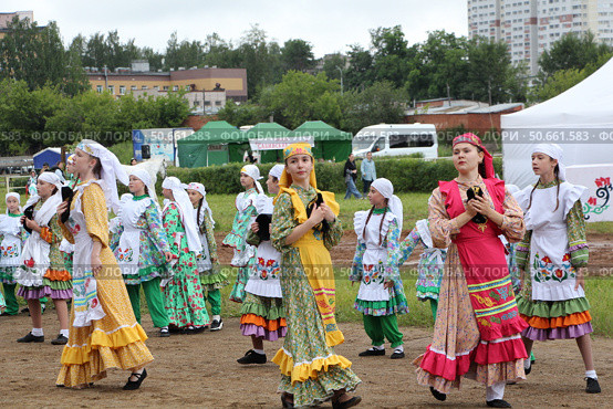 Татарский Сабантуй в городе Ижевске на ипподроме. Выступление детских коллективов в национальных костюмах (2025 год) Редакционное фото, фотограф хохрякова альбина накиповна / Фотобанк Лори