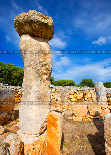 Taules of Menorca Torre de en Gaumes Galmes at Balearic islands of Spain (2013 год). Стоковое фото, фотограф Tono Balaguer / Ingram Publishing / Фотобанк Лори