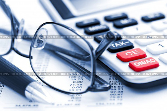 Tax calculator pen and glasses. Стоковое фото, фотограф Elena Elisseeva / Smarterpix / Фотобанк Лори