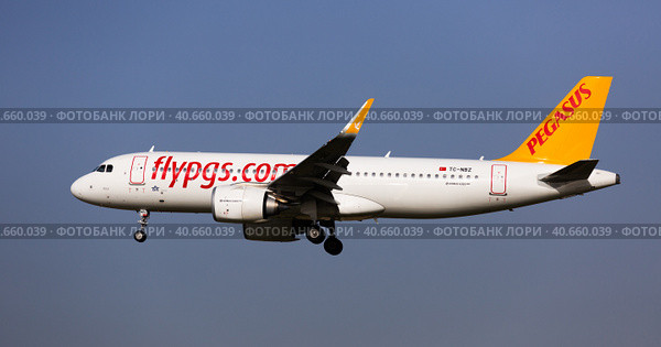 TC-NBZ Pegasus Airbus A320neo landing at Barcelona Airport (2020 год). Редакционное фото, фотограф Яков Филимонов / Фотобанк Лори