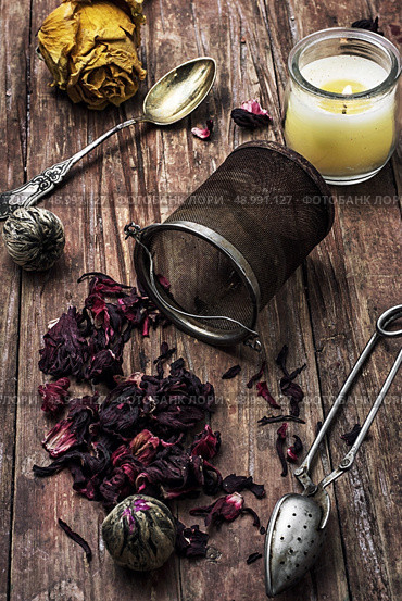 tea strainer and different varieties of tea leaves on wooden background.The toned image. Стоковое фото, агентство Ingram Publishing / Фотобанк Лори