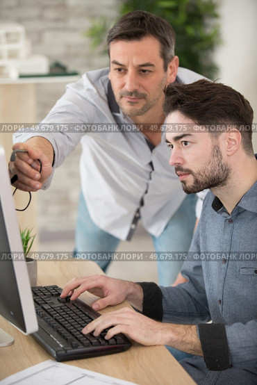 teacher and student working on computer. Стоковое фото, агентство Ingram Publishing / Фотобанк Лори