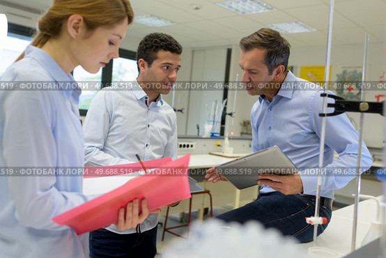teacher talking to students in science lab. Стоковое фото, агентство Ingram Publishing / Фотобанк Лори