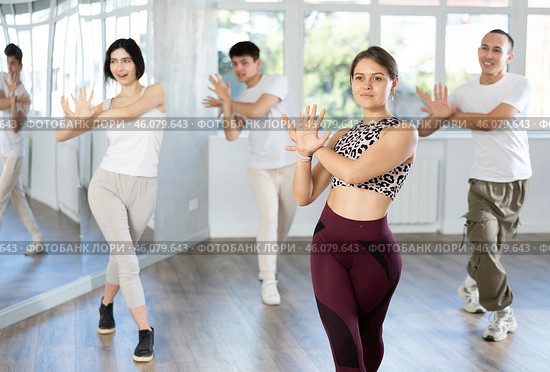Team of dancers performing contemporary dance in choreography studio. Стоковое фото, фотограф Яков Филимонов / Фотобанк Лори