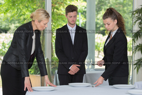 team of waiters setting up tables at the restaurant. Стоковое фото, агентство Ingram Publishing / Фотобанк Лори