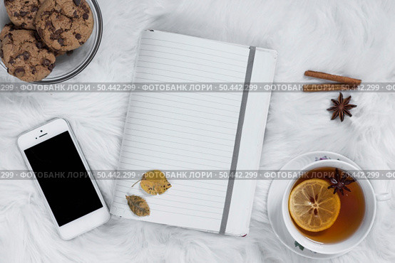 teatime plaid with opened notebook smartphone. Стоковое фото, агентство Ingram Publishing / Фотобанк Лори