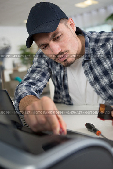 technician fixing a printer. Стоковое фото, агентство Ingram Publishing / Фотобанк Лори