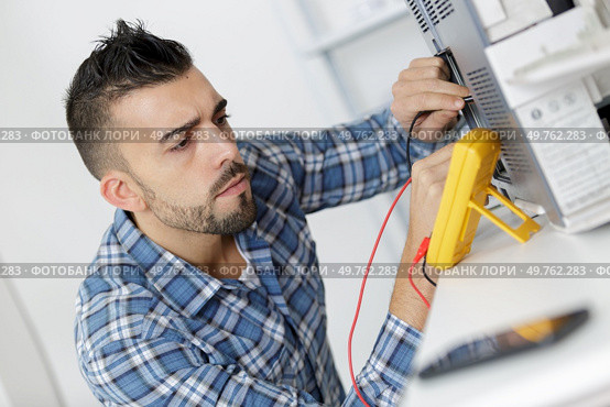 technician measuring devices. Стоковое фото, агентство Ingram Publishing / Фотобанк Лори