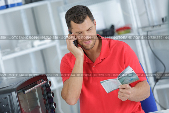 technician reading the instruction manual. Стоковое фото, агентство Ingram Publishing / Фотобанк Лори