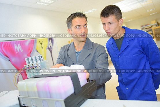 technician under supervision. Стоковое фото, агентство Ingram Publishing / Фотобанк Лори