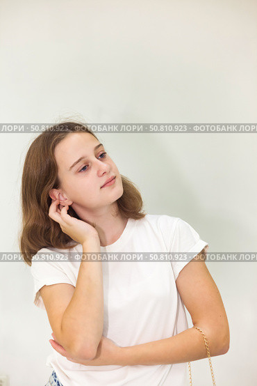 Teen Actress Expressing Deep Emotions in a Creative Indoor Setting With a Minimalist Background. Стоковое фото, фотограф Aleksandr Golubev / Фотобанк Лори