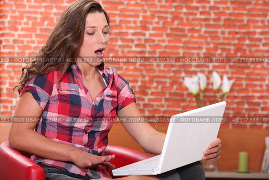 teenage girl doing computer and yawning. Стоковое фото, агентство Ingram Publishing / Фотобанк Лори