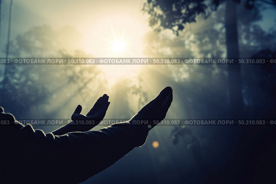 Teenage girl with praying in sunny nature. Young girl meditate in the green forest with sun lights background. Стоковое фото, агентство Ingram Publishing / Фотобанк Лори