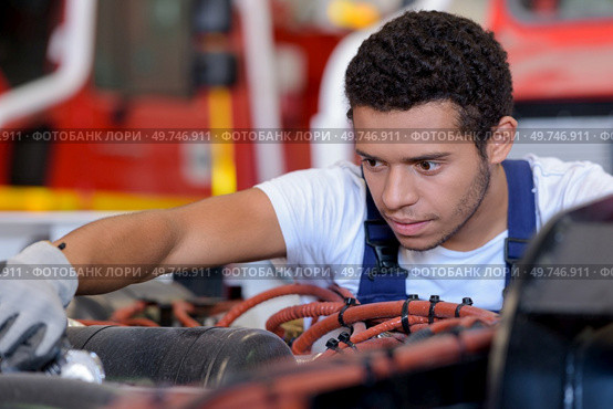 teenage male mechanic at work. Стоковое фото, агентство Ingram Publishing / Фотобанк Лори