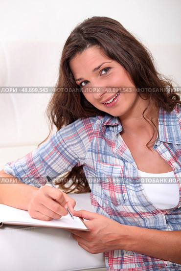 Teenager writing in notebook. Стоковое фото, агентство Ingram Publishing / Фотобанк Лори