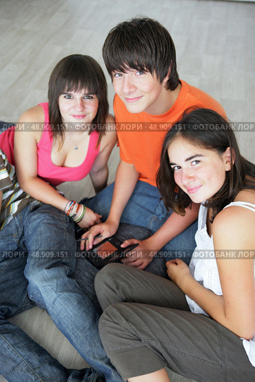 Teens with console. Стоковое фото, агентство Ingram Publishing / Фотобанк Лори