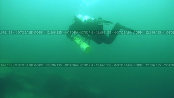 Технодайвер плывет в толще воды, озеро Байкал (2014 год). Редакционное видео, видеограф Некрасов Андрей / Фотобанк Лори