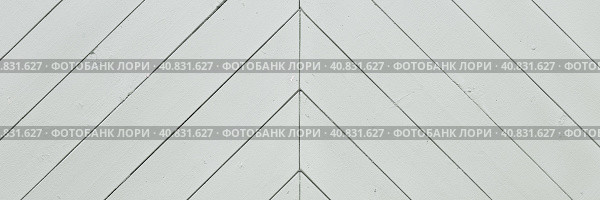 Текстура дерева. Фрагмент стены с узором из диагональных досок. Широкая панорамная деревенская текстура для фона и дизайна. Стоковое фото, фотограф Андрей Степанов / Фотобанк Лори