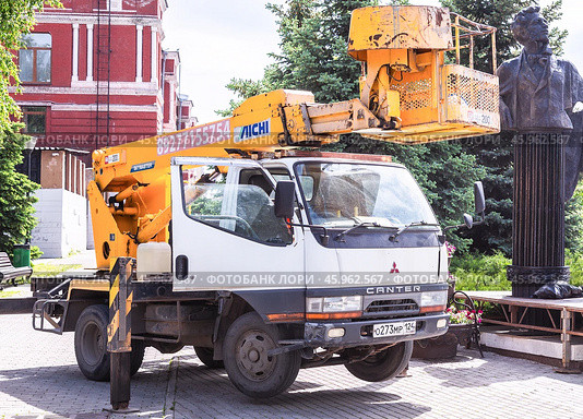 Телескопический подъемник на шасси Mitsubishi Canter (2022 год). Редакционное фото, фотограф FotograFF / Фотобанк Лори