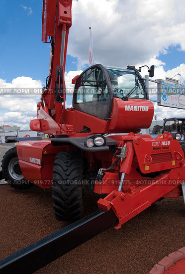 Телескопический погрузчик Manitou MRT 1850 M (2009 год). Редакционное фото, фотограф Журавлев Андрей / Фотобанк Лори