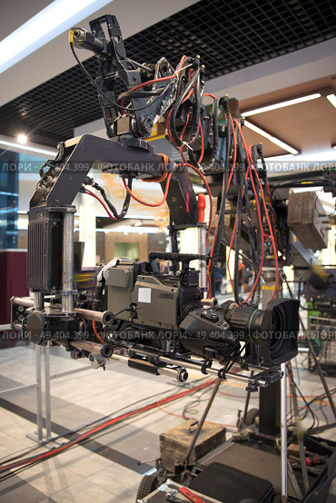 television crane. Shooting a TV show on the street. Стоковое фото, агентство Ingram Publishing / Фотобанк Лори
