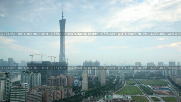 Телевизионная башня Guangzhou днем, Китай. Гуанчжоу, Китай, таймлапс (2012 год). Стоковое видео, видеограф Losevsky Pavel / Фотобанк Лори