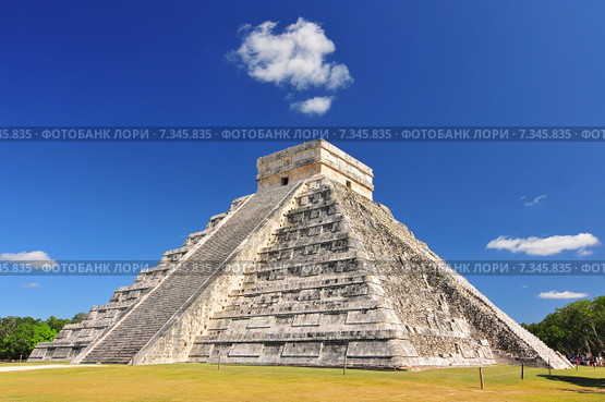 Temple of Kukulkan "El Castillo" step pyramid in Chichen Itza Mexico one of the New Seven Wonders of the World and UNESCO World Heritage Site.Mexico, Yucatan. Chichen Itza, ruins el Castillo. Редакционное фото, агентство BE&W Photo / Фотобанк Лори