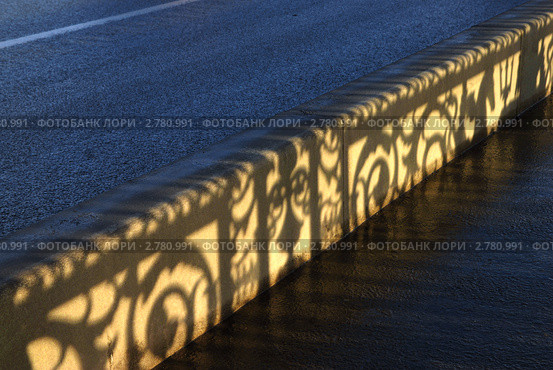 Тень на поребрике от решетки Благовещенского моста (2009 год). Стоковое фото, фотограф Ольга Визави / Фотобанк Лори