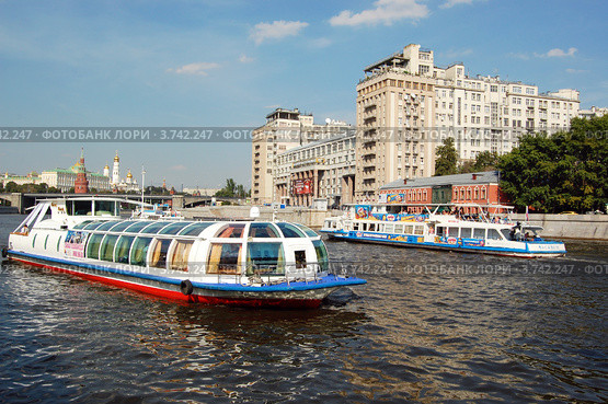 Теплоход "Галина Уланова" плывет по Москва-реке (2012 год). Редакционное фото, фотограф Абрамов Роман Николаевич / Фотобанк Лори