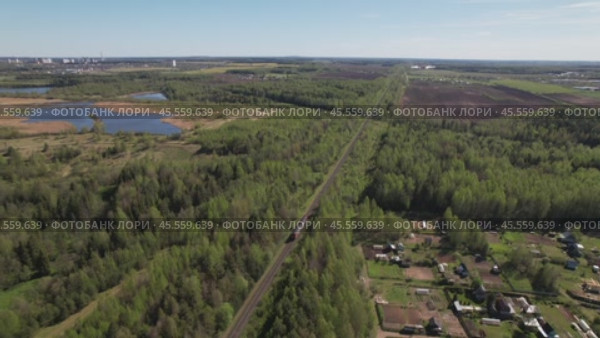 Тепловоз едет по железной дороге. Съемка с дрона (2024 год). Стоковое видео, видеограф Владислав Самошкин / Фотобанк Лори