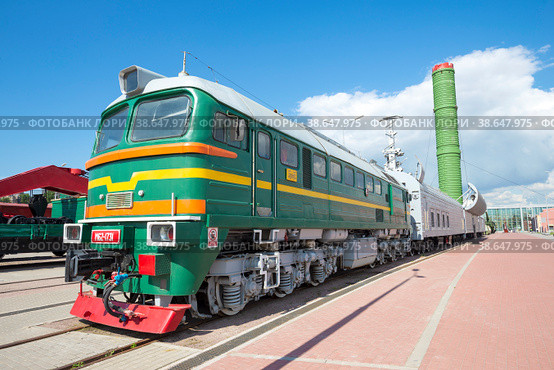 Тепловоз М62 с боевым  железнодорожным  ракетным комплексом 15П961"Молодец" с межконтинентальной баллистической ракетой в экспозиции Музея железных дорог России. Санкт-Петербург (2018 год). Редакционное фото, фотограф Виктор Карасев / Фотобанк Лори