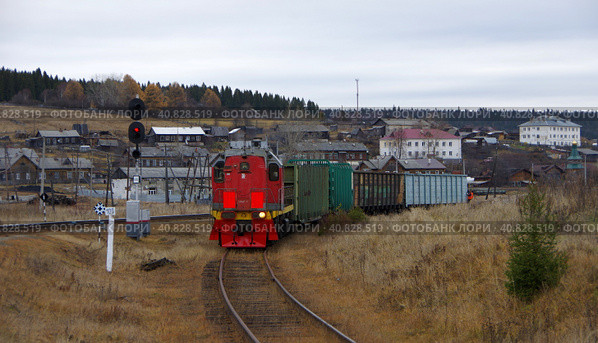 Тепловоз ТЭМ18ДМ-595, подъездной путь от ст. Кын, Пермский край (2021 год). Редакционное фото, фотограф Алексей Иванов / Фотобанк Лори