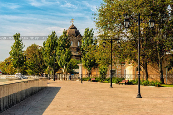 Tereshkova embankment with a view of the dome of the Church of the Holy Prophet Elijah in Evpatoria. Редакционное фото, фотограф Владимир Ушаров / Фотобанк Лори